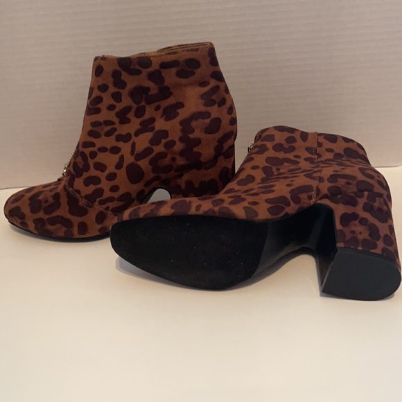 Comfortable All Over Leopard Print Big Block Bootie Heels - Picture 5 of 7